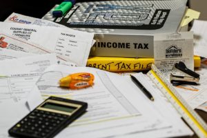 What's the Difference Between a Tax Credit and a Tax Deduction? Featured Image